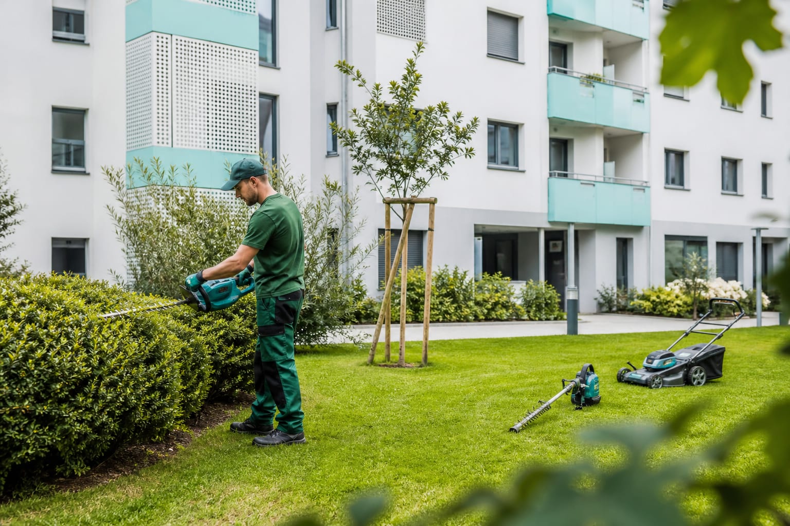 Grünflächenpflege an einer Wohnanlage
